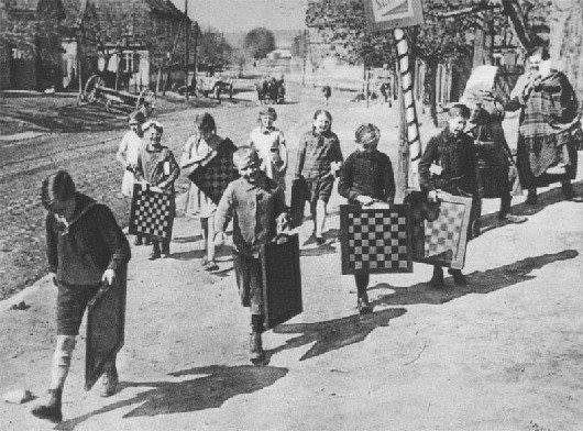Copiii in drum spre scoala in URSS anii 50